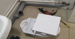 Установка напольного унитаза в Ртищево: монтаж под ключ от СантехДомРтщ от 5282 рублей.